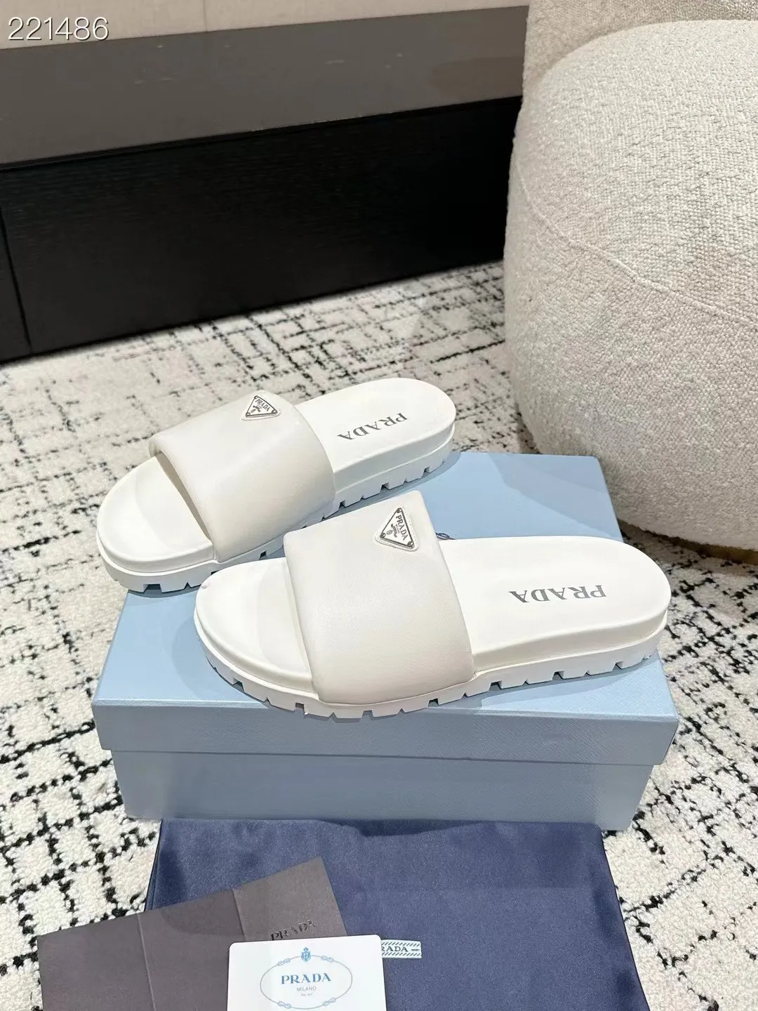 👟👟Ex-factory price 460👟👟 Couple model latest series! Prada 2024 spring and summer new sandals, double-breasted slippers, the latest catwalk series, classic upgrades, comfort and fashion coexist, every color combination looks good, and the design matches different style needs. Upper: original customized cowhide lining: original customized sheepskin lining, cowhide foot pads. Outsole: original molded non-slip outsole. Shoe size: women's size 35-40 (4142 customized) Men's size 39-45 (45 customized)